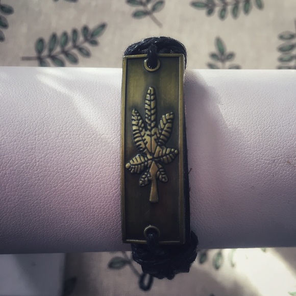 Black Leather Flower Bracelet - Picture 2 of 2